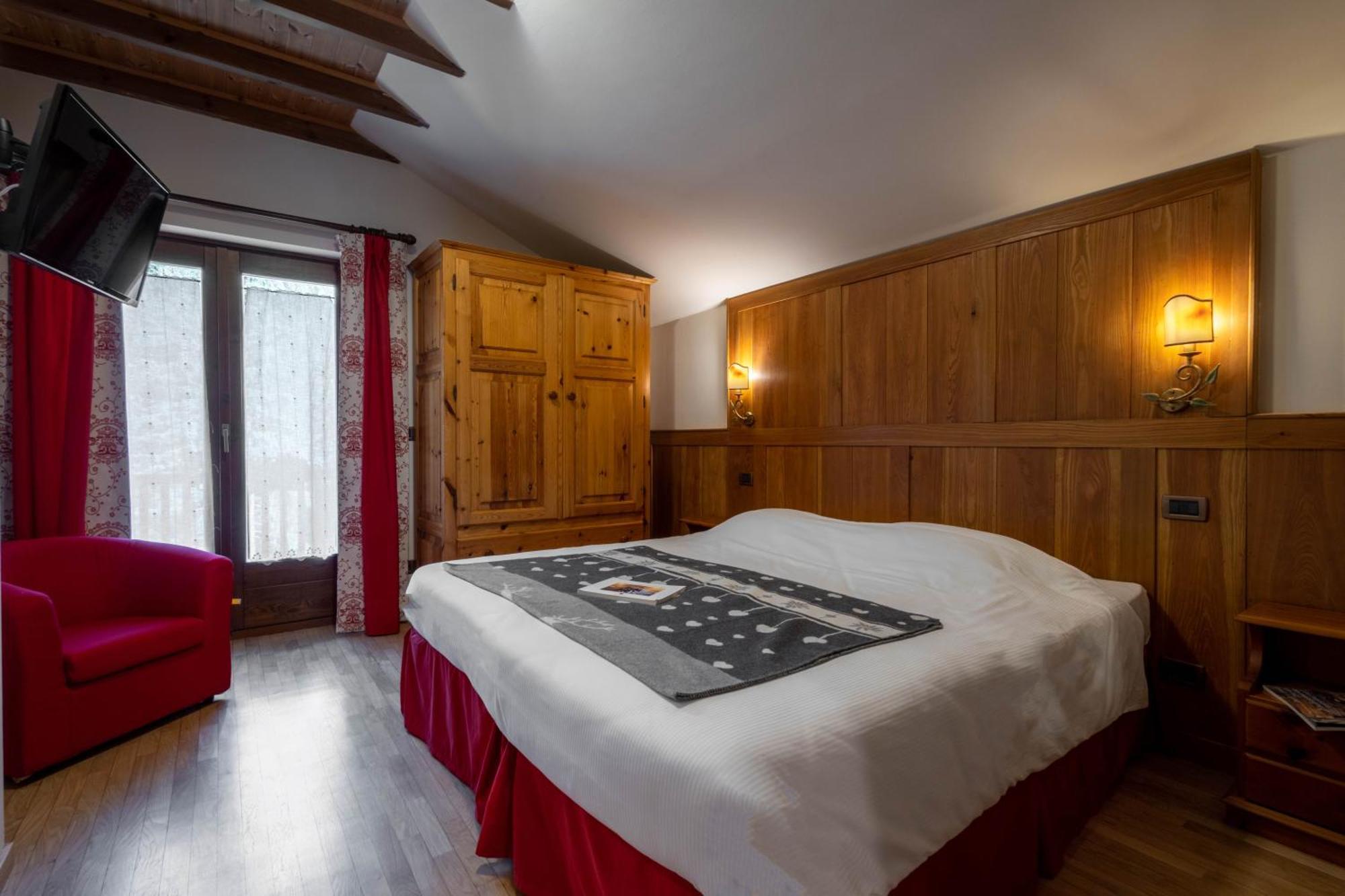 Alpine Forest Hotel Champoluc Exteriör bild